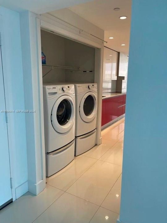 Activo con contrato: $4,200 (3 camas, 2 baños, 2215 Pies cuadrados)
