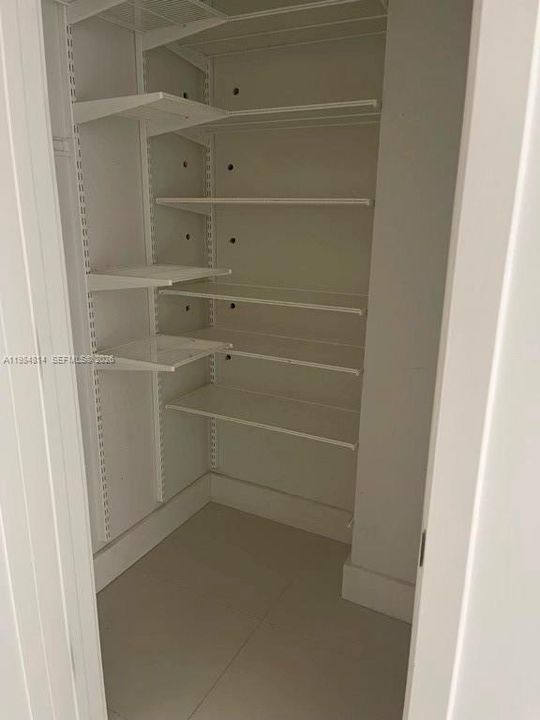 Activo con contrato: $4,200 (3 camas, 2 baños, 2215 Pies cuadrados)