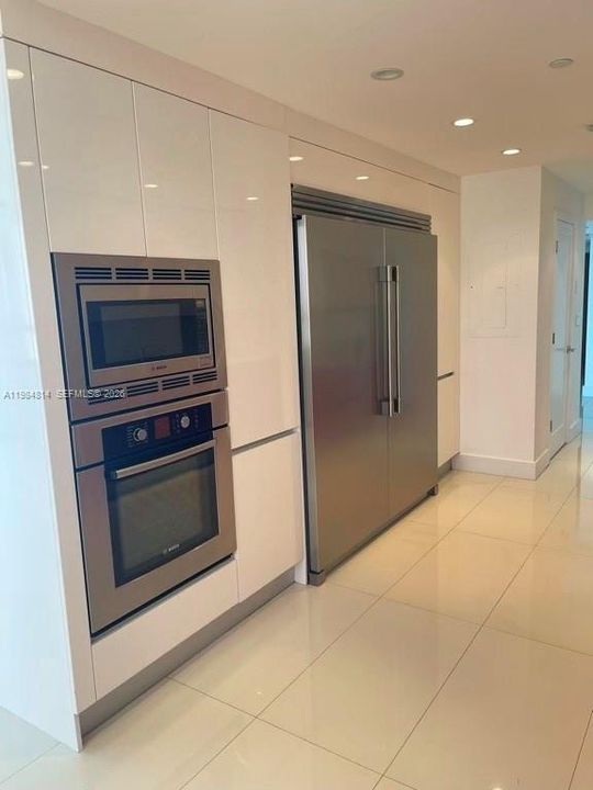 Activo con contrato: $4,200 (3 camas, 2 baños, 2215 Pies cuadrados)