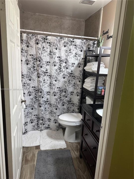 Full Bathroom 2