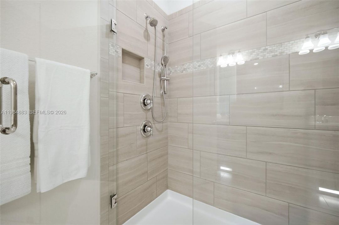 En Venta: $624,900 (3 camas, 2 baños, 1768 Pies cuadrados)