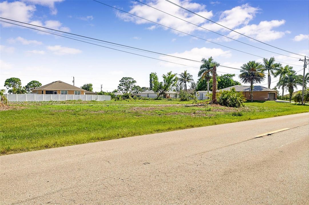На продажу: $38,000 (0.23 acres)