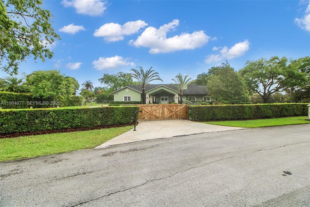Vendido Recientemente: $1,135,000 (4 camas, 2 baños, 3074 Pies cuadrados)