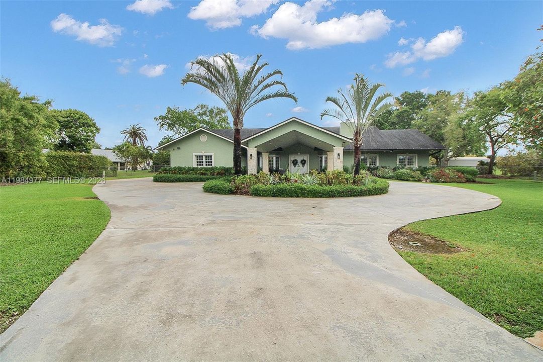 Vendido Recientemente: $1,135,000 (4 camas, 2 baños, 3074 Pies cuadrados)