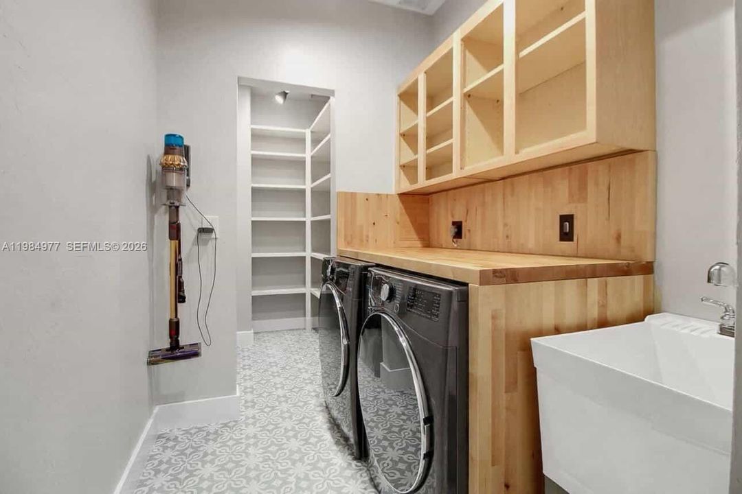 Vendido Recientemente: $1,135,000 (4 camas, 2 baños, 3074 Pies cuadrados)