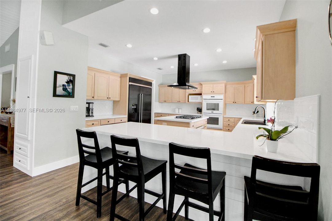 Vendido Recientemente: $1,135,000 (4 camas, 2 baños, 3074 Pies cuadrados)