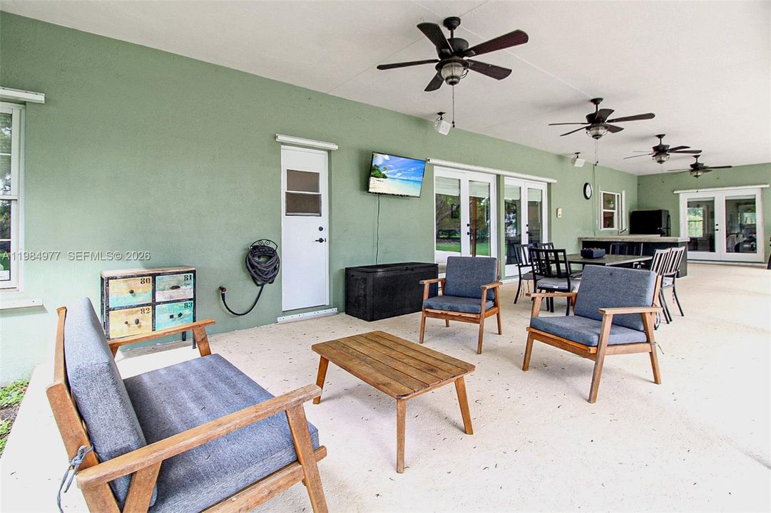 Vendido Recientemente: $1,135,000 (4 camas, 2 baños, 3074 Pies cuadrados)