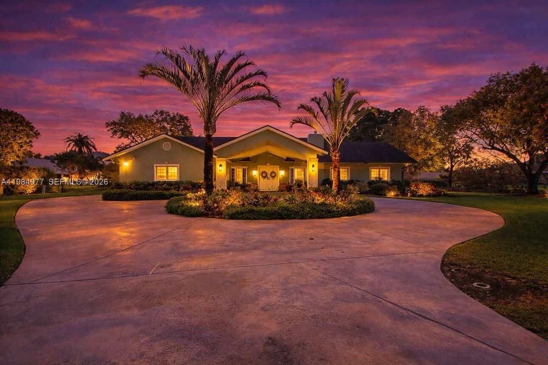 Vendido Recientemente: $1,135,000 (4 camas, 2 baños, 3074 Pies cuadrados)