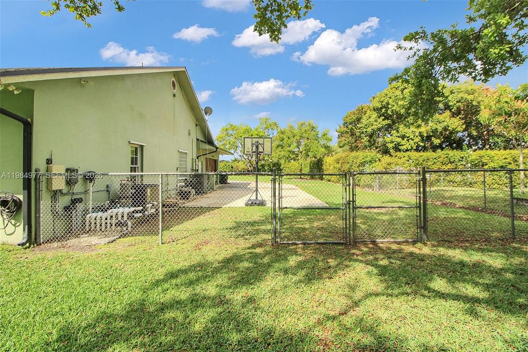 Vendido Recientemente: $1,135,000 (4 camas, 2 baños, 3074 Pies cuadrados)