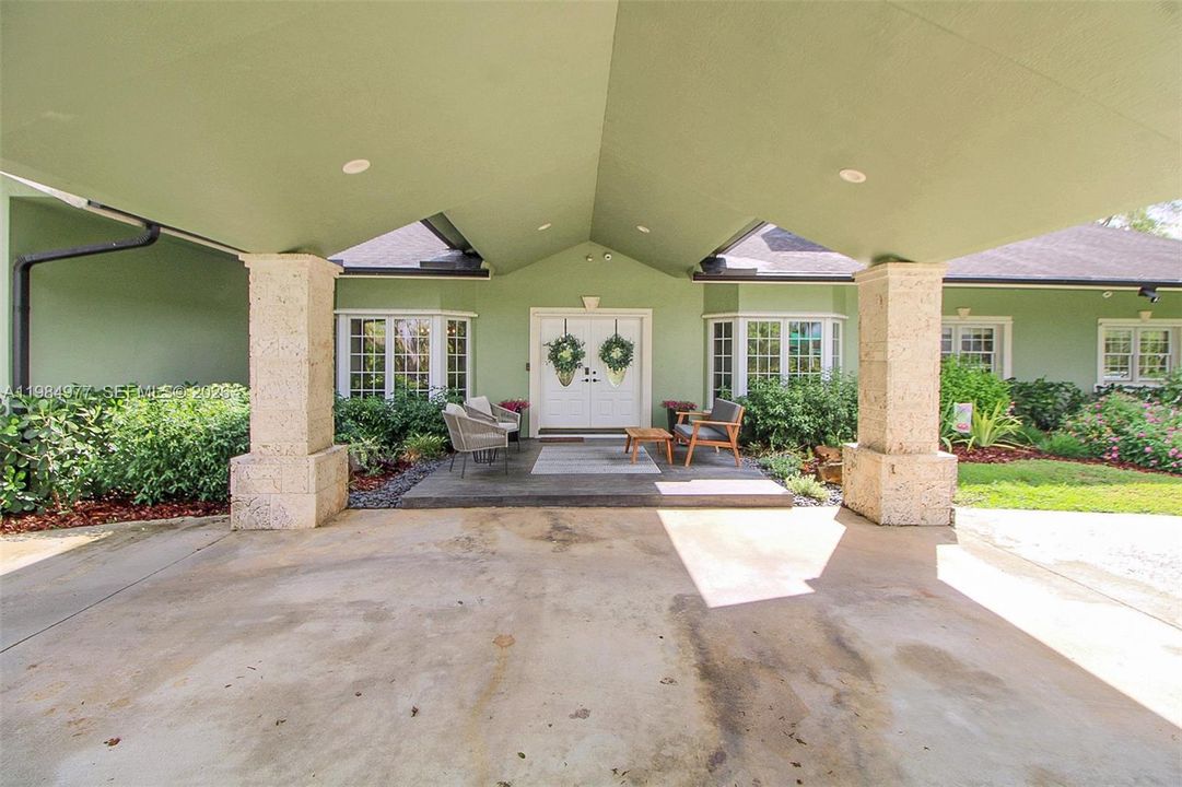 Vendido Recientemente: $1,135,000 (4 camas, 2 baños, 3074 Pies cuadrados)
