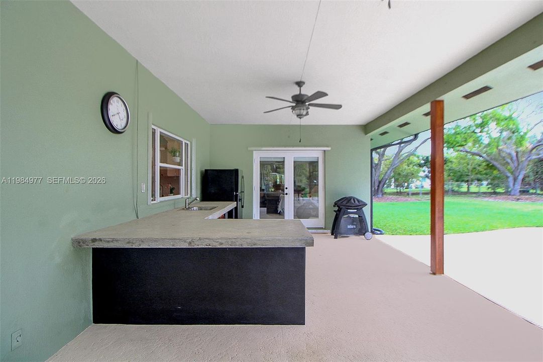 Vendido Recientemente: $1,135,000 (4 camas, 2 baños, 3074 Pies cuadrados)