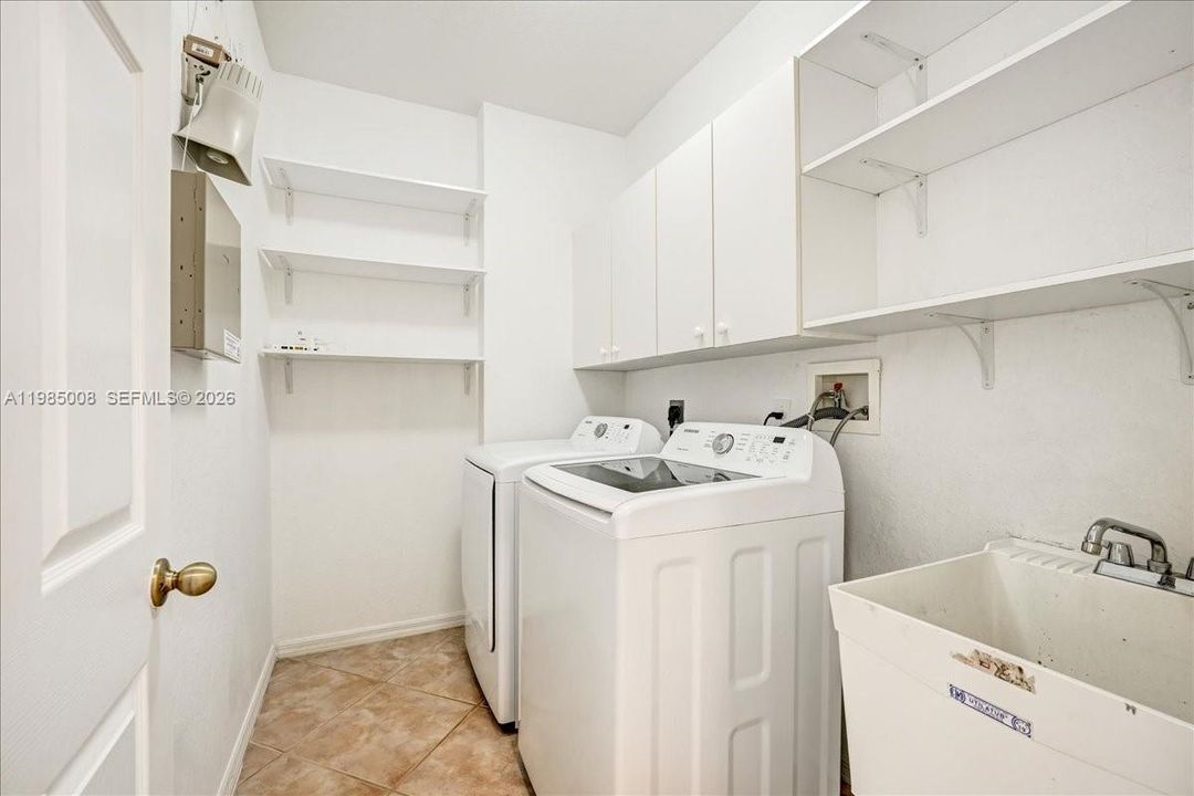 На продажу: $800,000 (6 спален, 4 ванн, 3243 Квадратных фут)