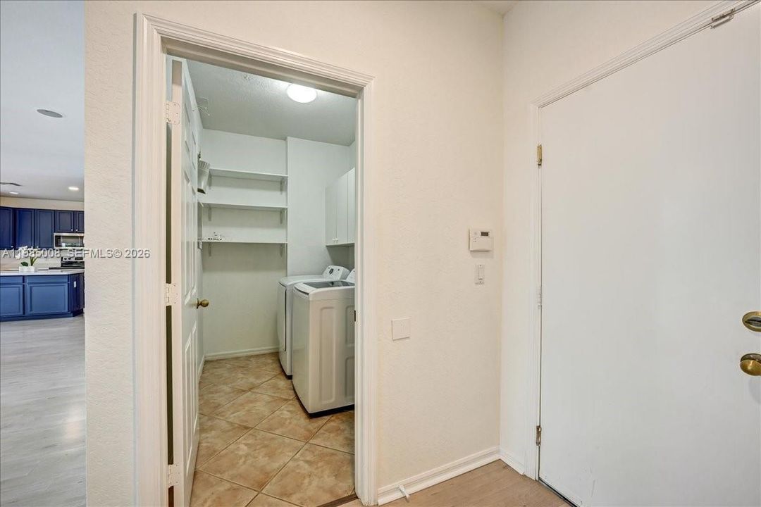 На продажу: $800,000 (6 спален, 4 ванн, 3243 Квадратных фут)