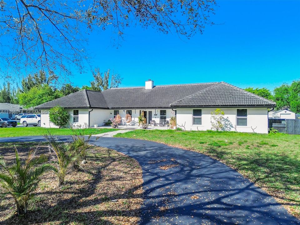 For Sale: $2,200,000 (5 beds, 5 baths, 4511 Square Feet)