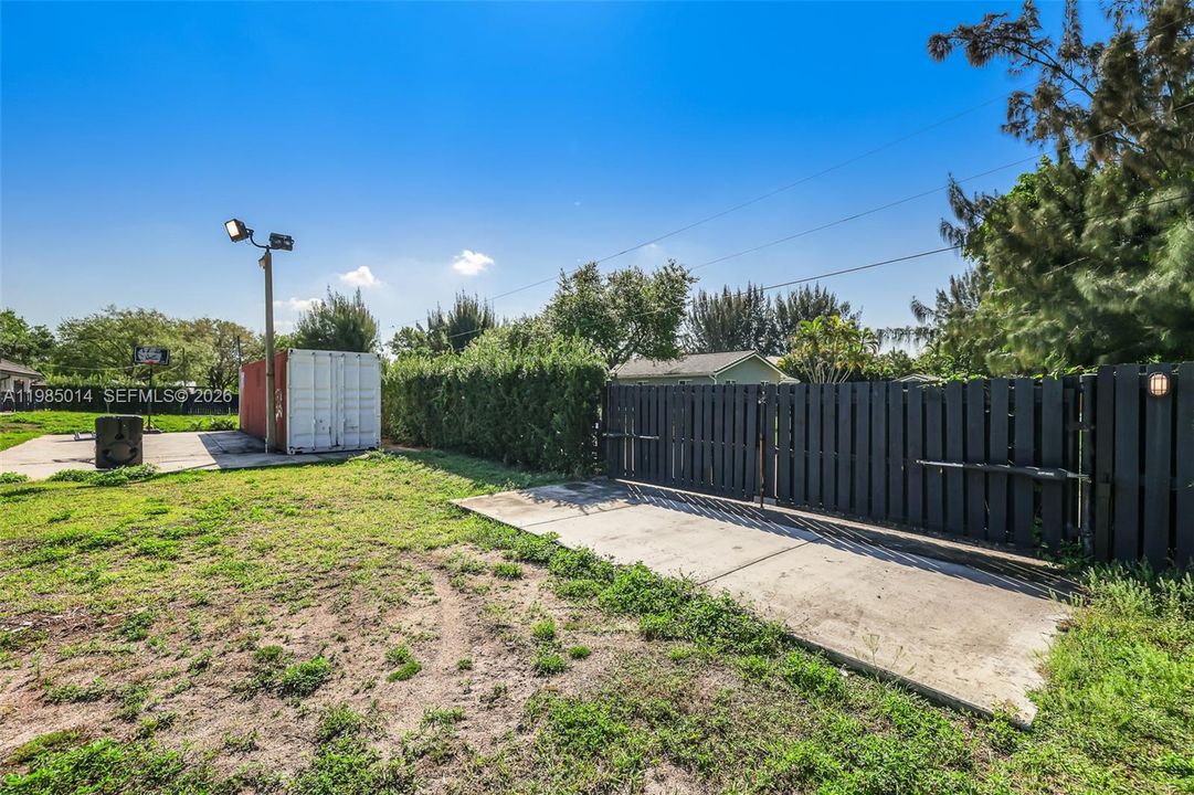 For Sale: $2,200,000 (5 beds, 5 baths, 4511 Square Feet)