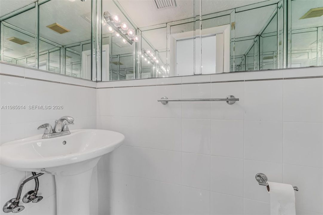 For Sale: $2,200,000 (5 beds, 5 baths, 4511 Square Feet)