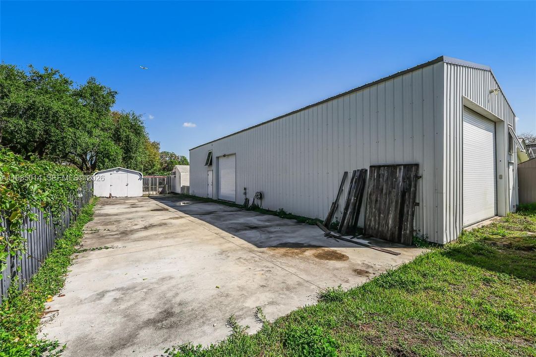 For Sale: $2,200,000 (5 beds, 5 baths, 4511 Square Feet)