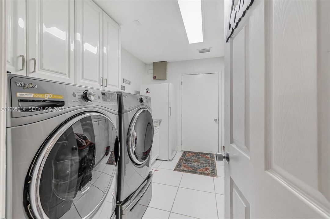 For Sale: $2,200,000 (5 beds, 5 baths, 4511 Square Feet)