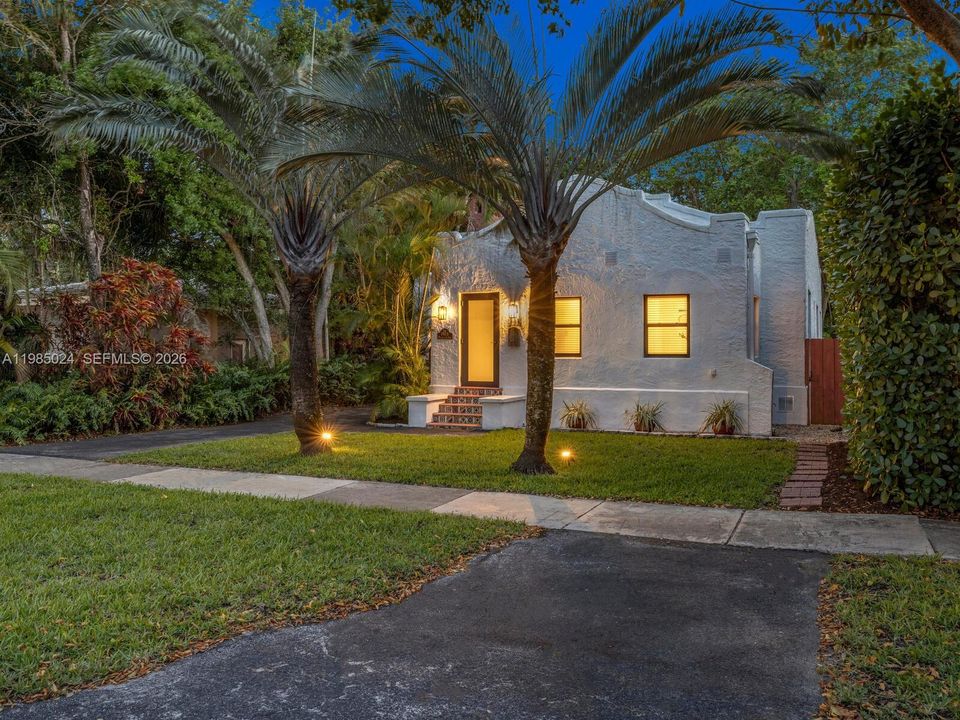 Active With Contract: $1,275,000 (5 beds, 4 baths, 2431 Square Feet)