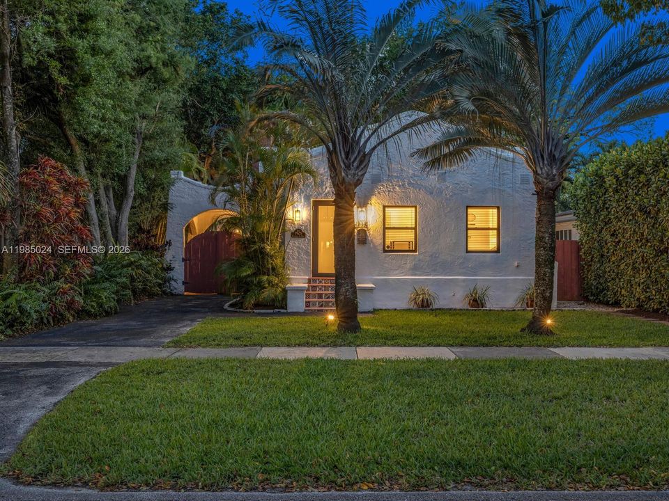 Active With Contract: $1,275,000 (5 beds, 4 baths, 2431 Square Feet)