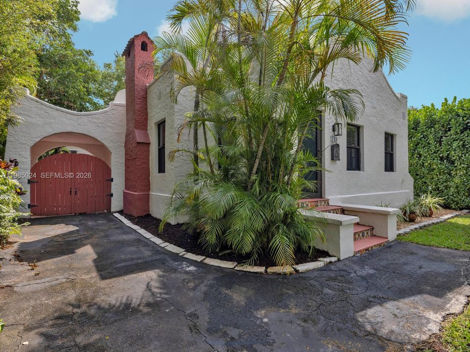 Active With Contract: $1,275,000 (5 beds, 4 baths, 2431 Square Feet)