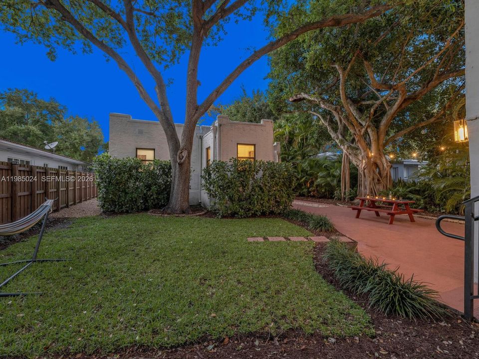 Active With Contract: $1,275,000 (5 beds, 4 baths, 2431 Square Feet)