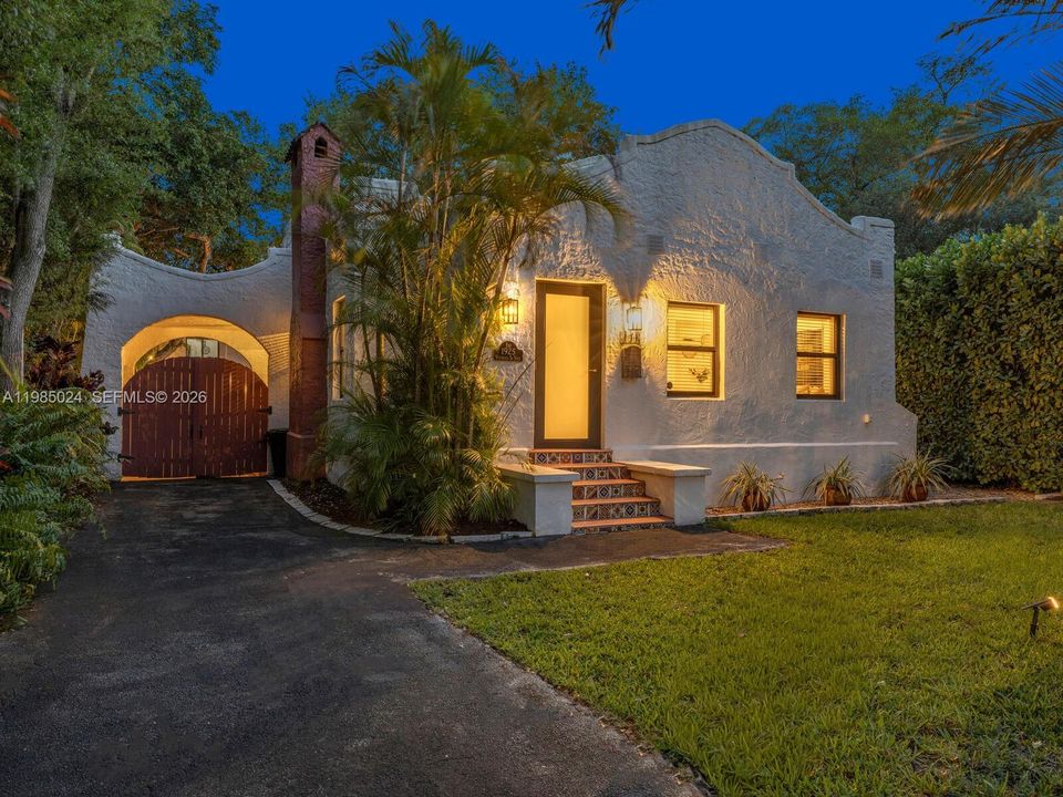 Active With Contract: $1,275,000 (5 beds, 4 baths, 2431 Square Feet)