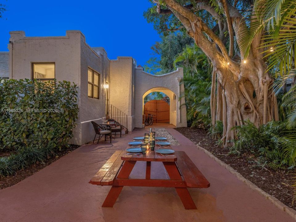 Active With Contract: $1,275,000 (5 beds, 4 baths, 2431 Square Feet)