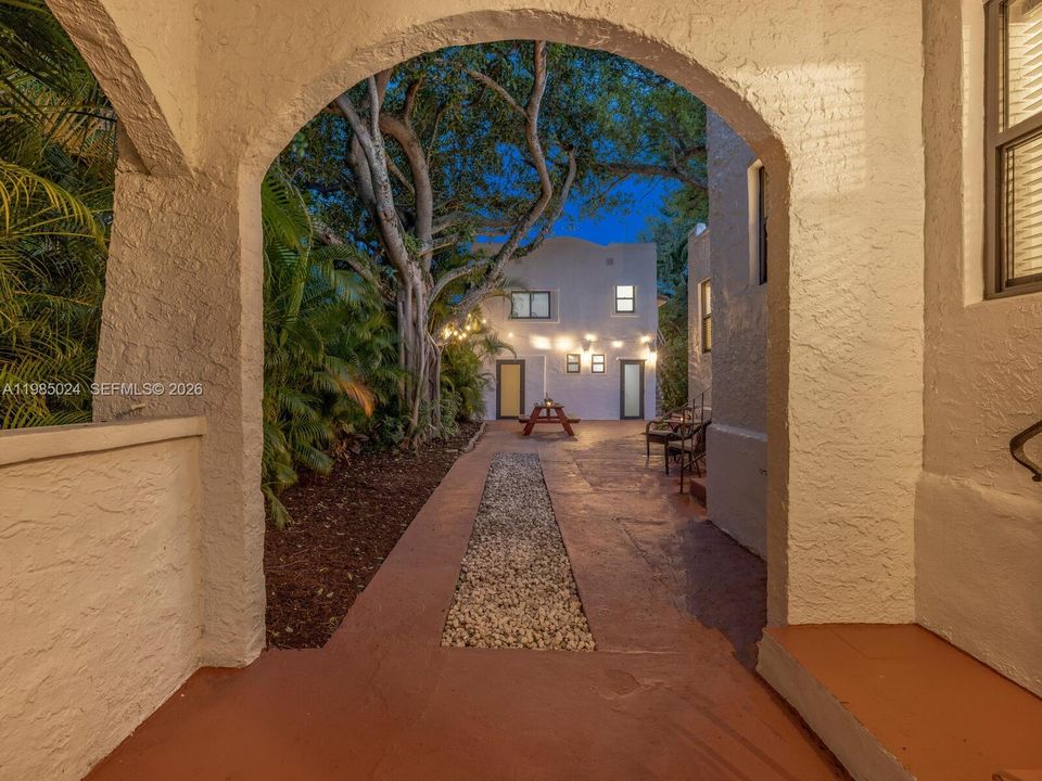 Active With Contract: $1,275,000 (5 beds, 4 baths, 2431 Square Feet)