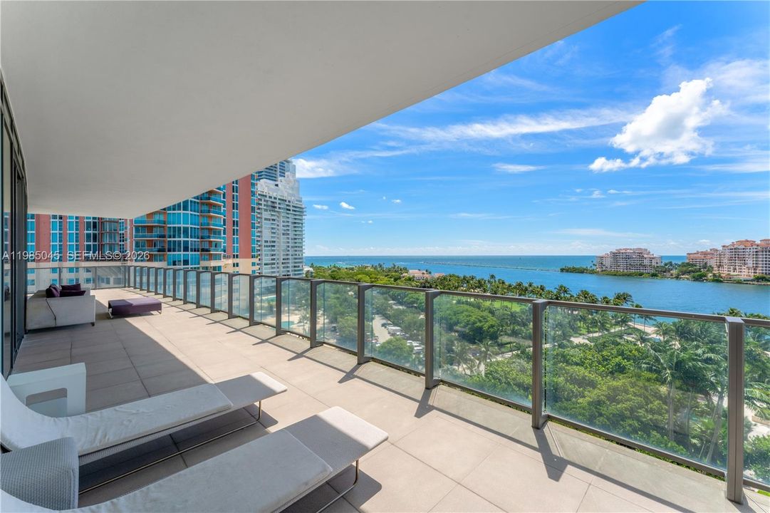 Recently Sold: $13,500,000 (4 beds, 3 baths, 4154 Square Feet)