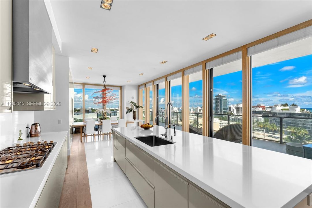 Recently Sold: $13,500,000 (4 beds, 3 baths, 4154 Square Feet)