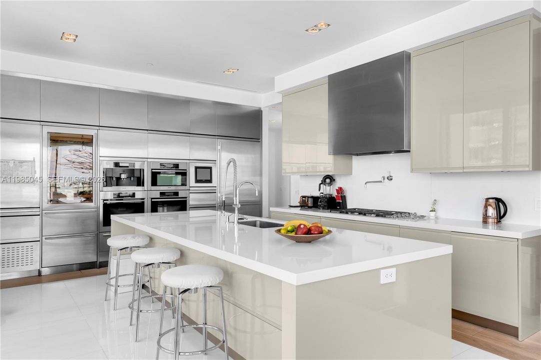 Recently Sold: $13,500,000 (4 beds, 3 baths, 4154 Square Feet)