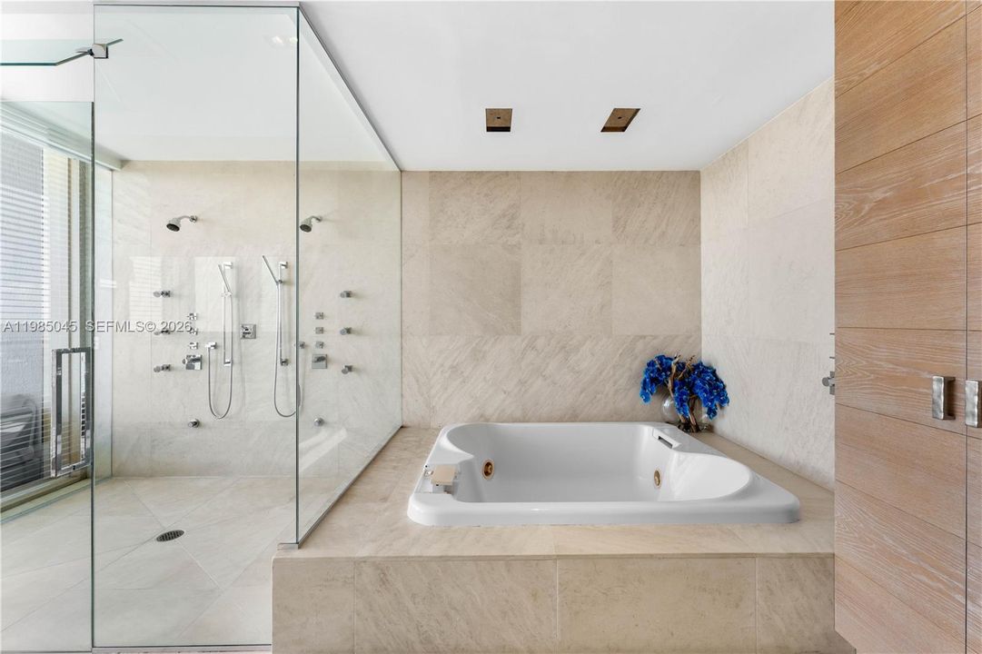 Recently Sold: $13,500,000 (4 beds, 3 baths, 4154 Square Feet)