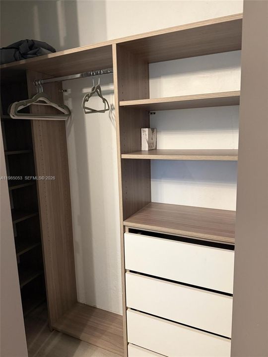 For Sale: $169,999 (1 beds, 1 baths, 567 Square Feet)