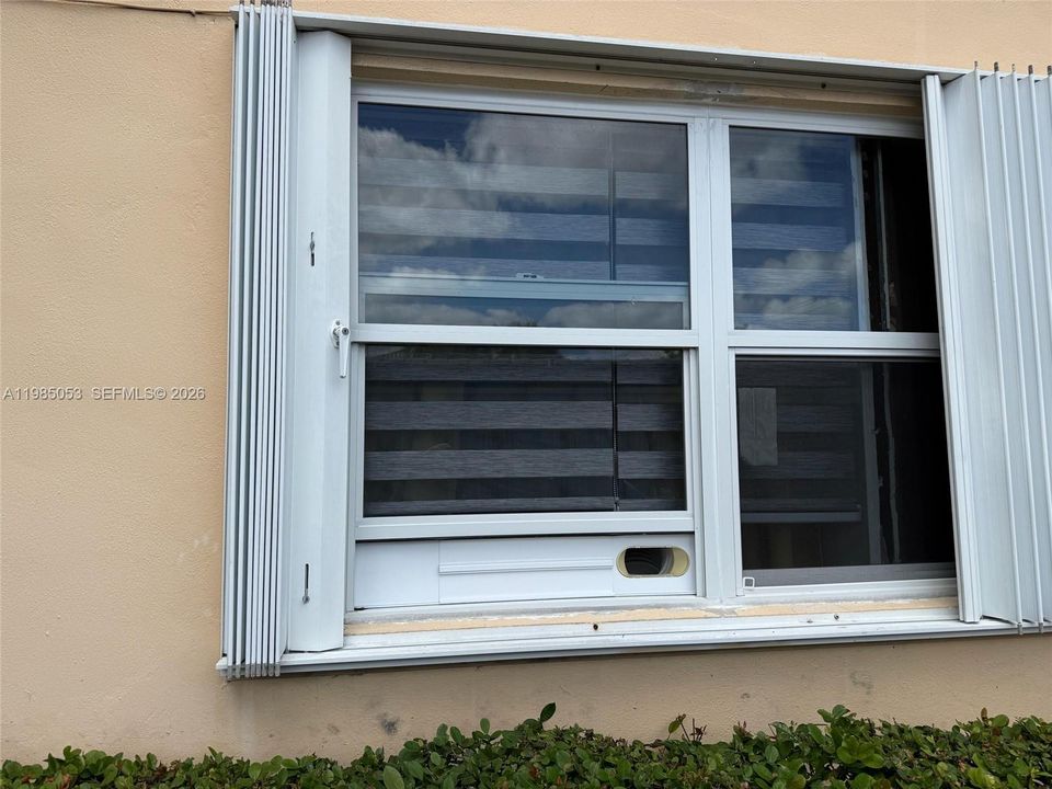 For Sale: $169,999 (1 beds, 1 baths, 567 Square Feet)
