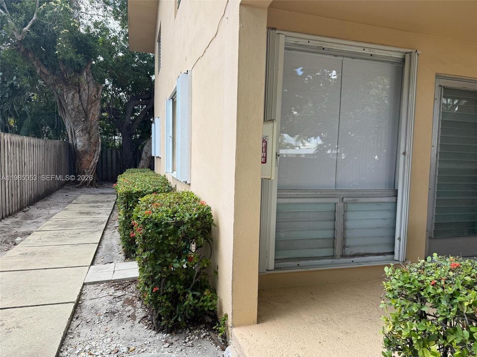 For Sale: $169,999 (1 beds, 1 baths, 567 Square Feet)