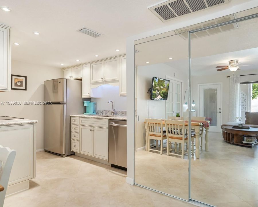Active With Contract: $235,000 (2 beds, 2 baths, 770 Square Feet)