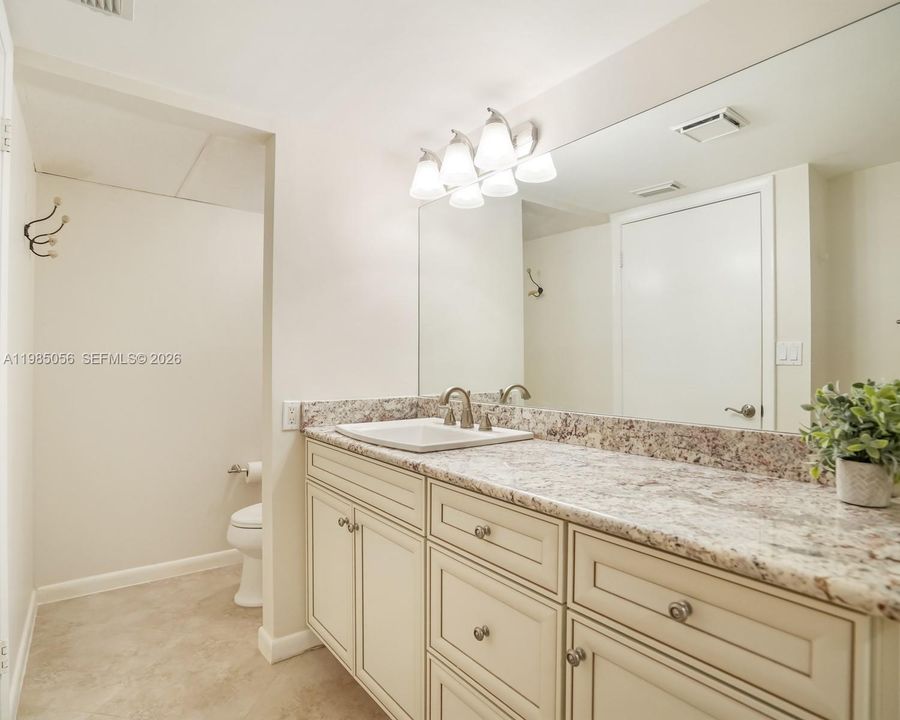 Active With Contract: $235,000 (2 beds, 2 baths, 770 Square Feet)