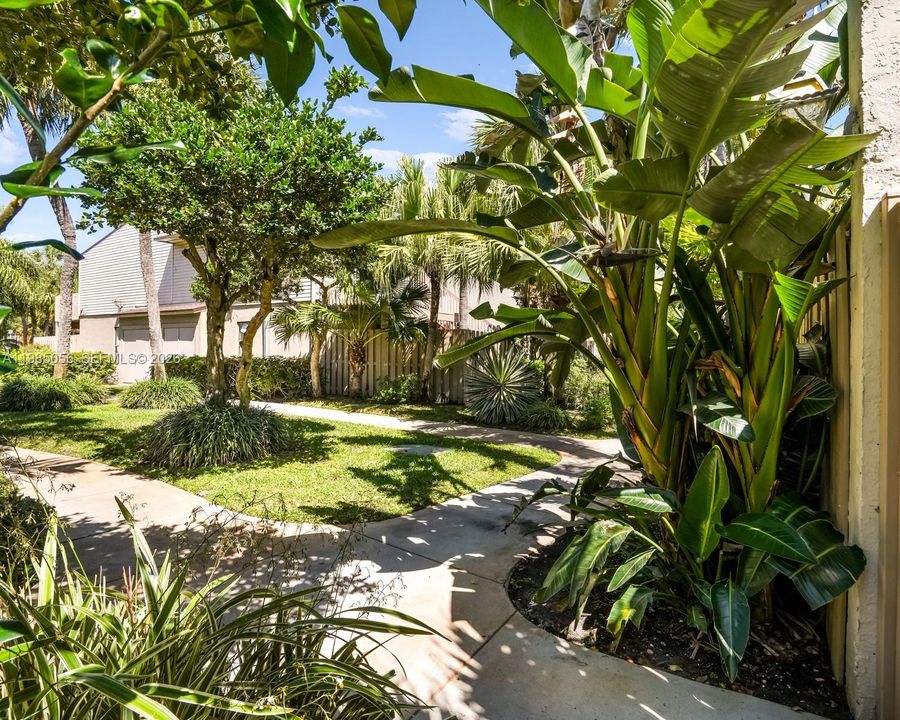 Active With Contract: $235,000 (2 beds, 2 baths, 770 Square Feet)