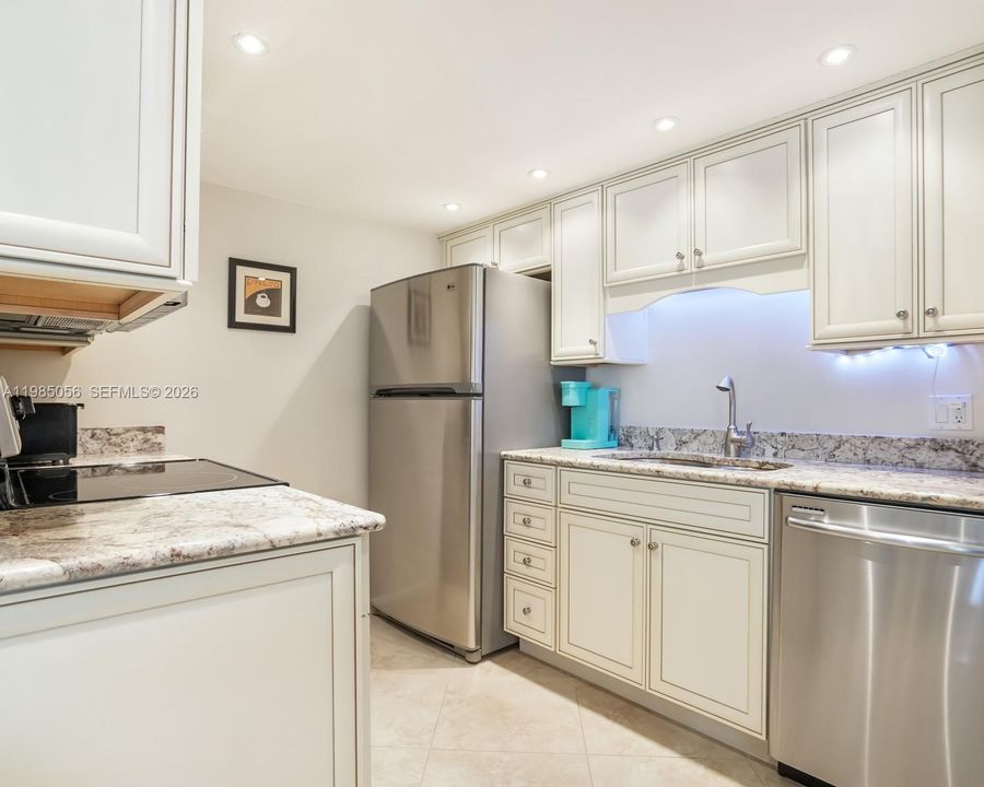 Active With Contract: $235,000 (2 beds, 2 baths, 770 Square Feet)