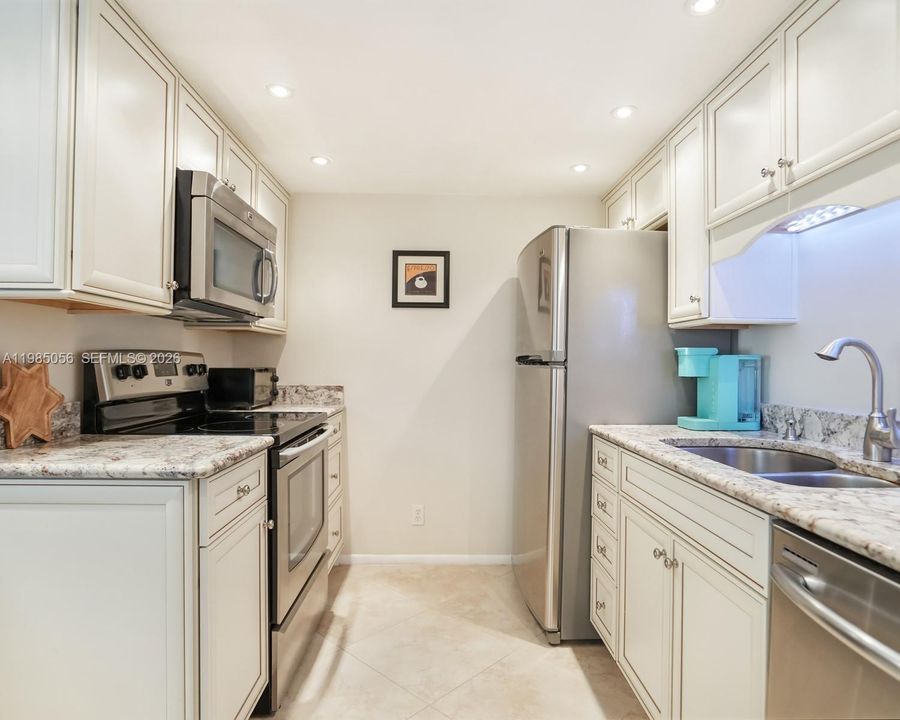 Active With Contract: $235,000 (2 beds, 2 baths, 770 Square Feet)