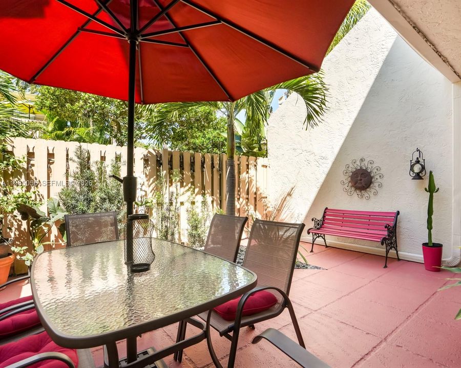 Active With Contract: $235,000 (2 beds, 2 baths, 770 Square Feet)
