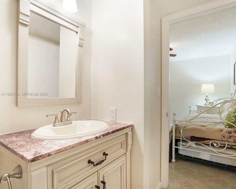 Active With Contract: $235,000 (2 beds, 2 baths, 770 Square Feet)