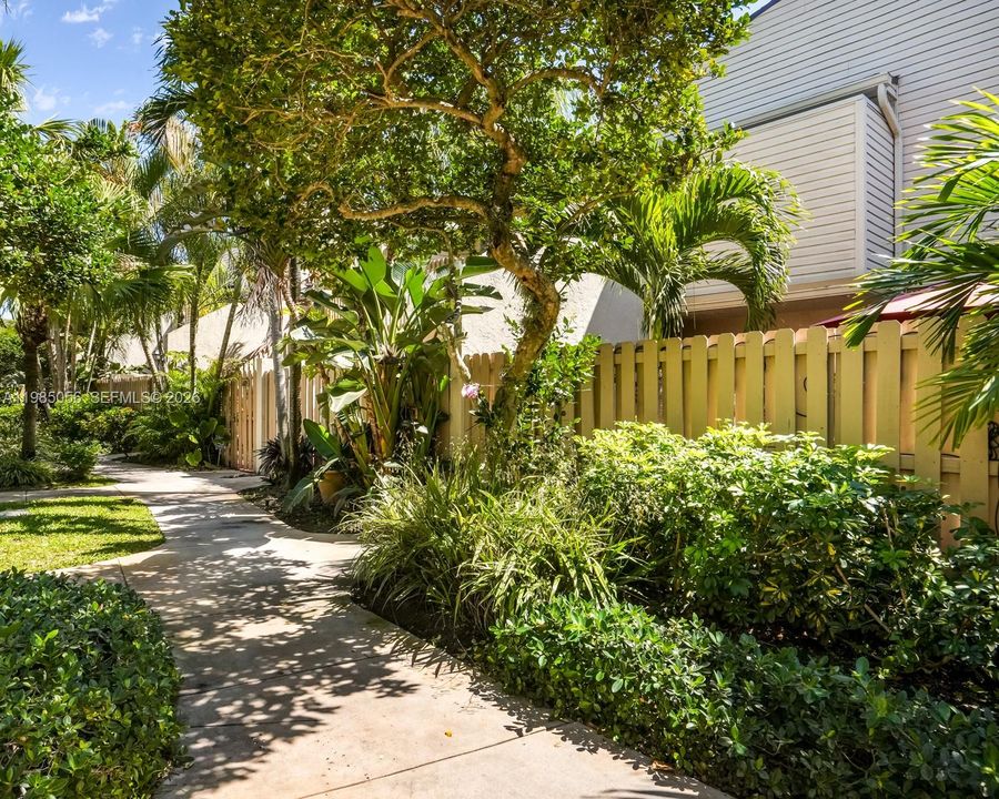 Active With Contract: $235,000 (2 beds, 2 baths, 770 Square Feet)