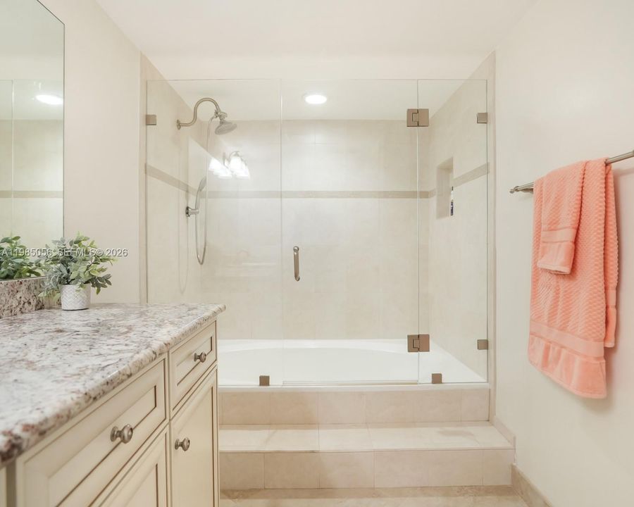 Active With Contract: $235,000 (2 beds, 2 baths, 770 Square Feet)