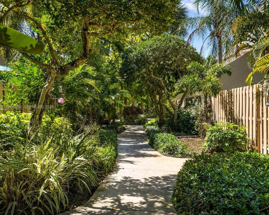Active With Contract: $235,000 (2 beds, 2 baths, 770 Square Feet)