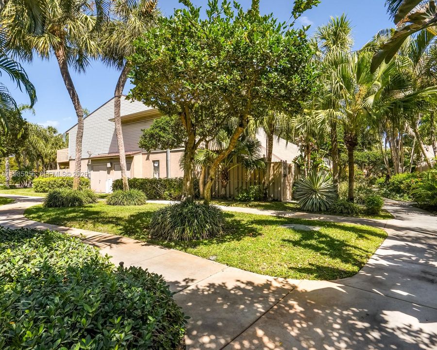 Active With Contract: $235,000 (2 beds, 2 baths, 770 Square Feet)