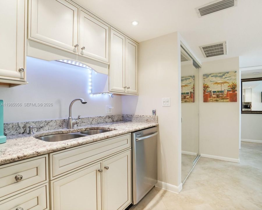 Active With Contract: $235,000 (2 beds, 2 baths, 770 Square Feet)