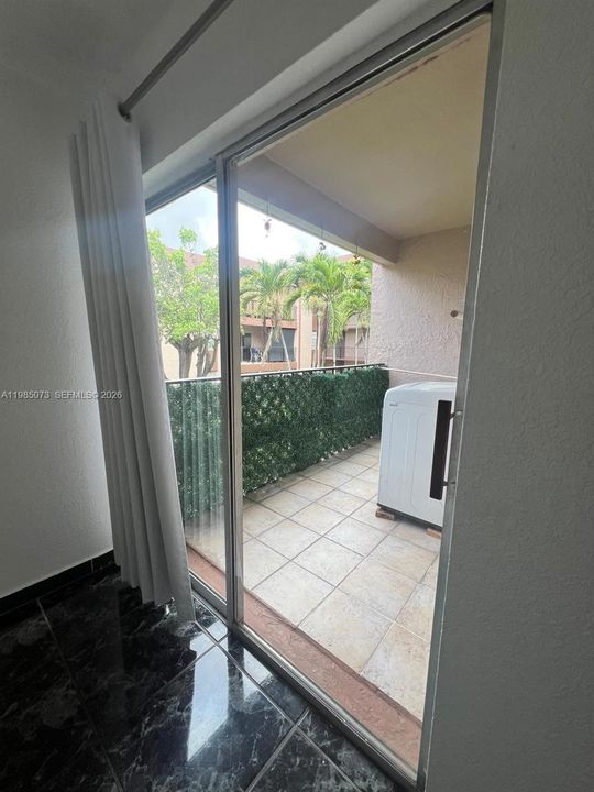 For Sale: $220,000 (1 beds, 1 baths, 820 Square Feet)