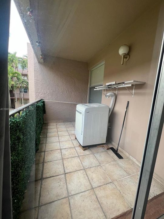 For Sale: $220,000 (1 beds, 1 baths, 820 Square Feet)